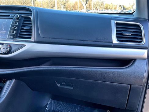 Used 2019 Toyota Highlander XLE image 18