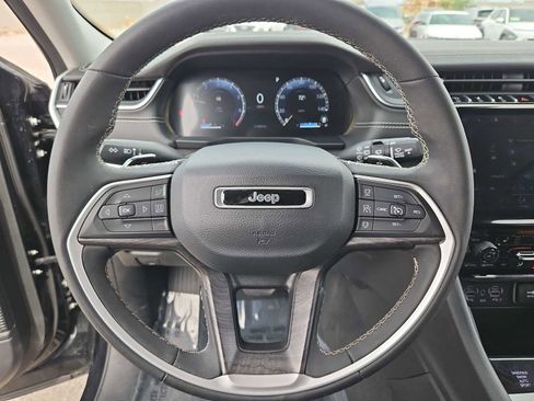 Used 2023 Jeep Grand Cherokee Limited image 22