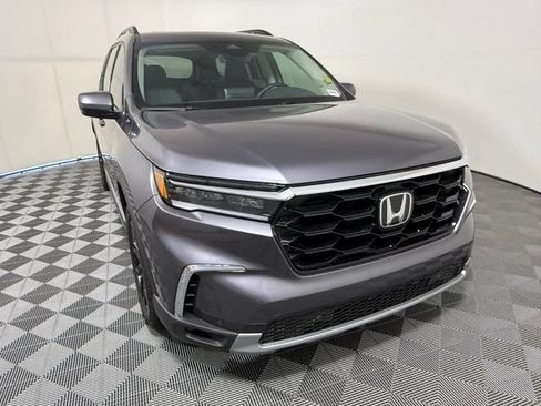 Used 2025 Honda Pilot Touring image 8