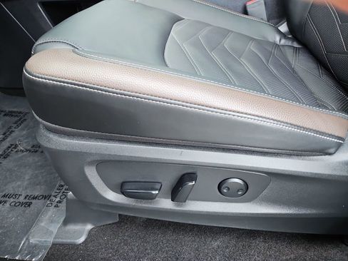 Used 2025 Nissan Pathfinder Platinum image 27