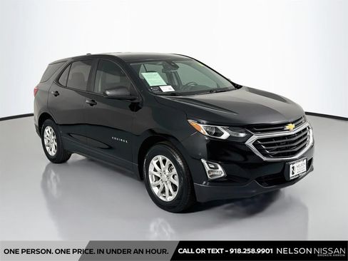 Used 2020 Chevrolet Equinox LS w/ LS Convenience Package FWD image 3