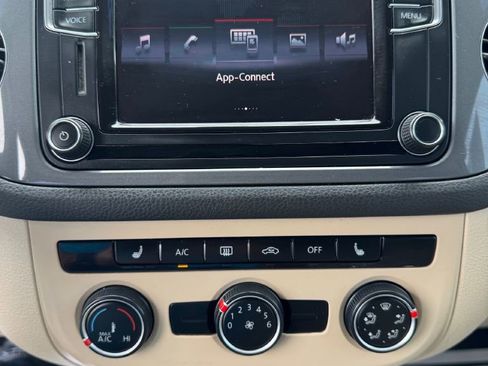 Used 2017 Volkswagen Tiguan S image 13
