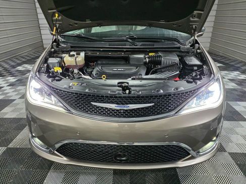 Used 2017 Chrysler Pacifica Limited image 49