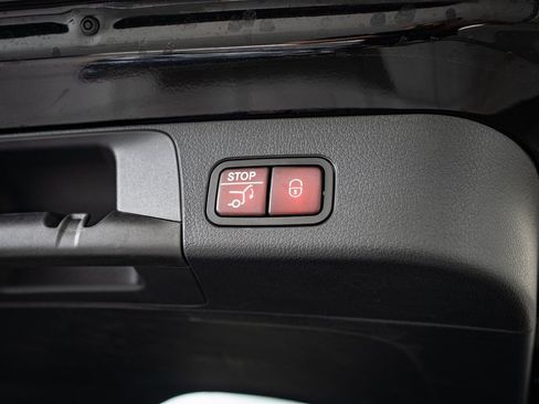 Used 2025 Mercedes-Benz GLB 250 4MATIC image 20