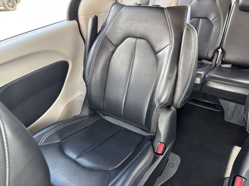Used 2023 Chrysler Pacifica Touring-L FWD image 42