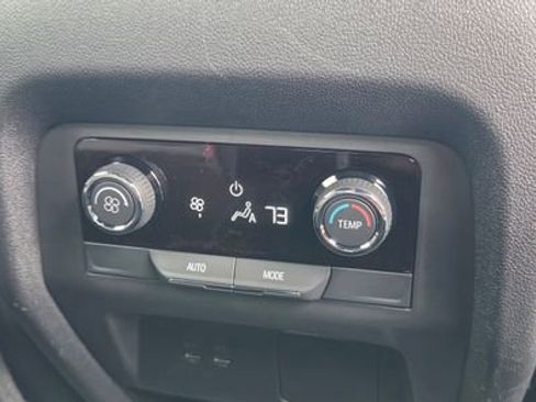 Used 2025 Chevrolet Traverse LT FWD image 16