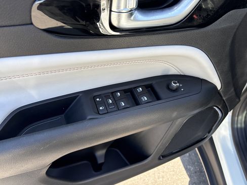 Used 2025 Jeep Compass Limited image 20