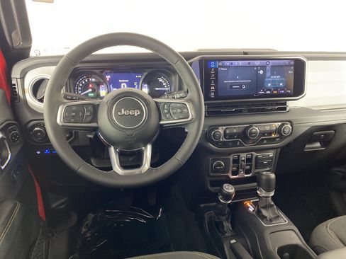 Used 2025 Jeep Wrangler Unlimited Sahara AWD/4WD image 34