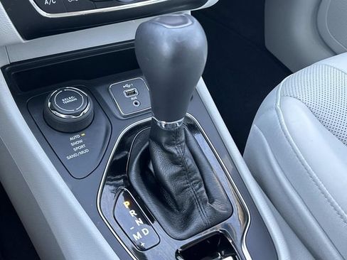 Used 2019 Jeep Cherokee Limited AWD/4WD image 28