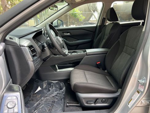 Used 2025 Nissan Rogue SV image 29