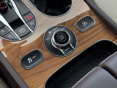 Used 2025 Bentley Bentayga image 19