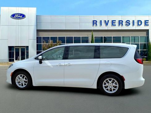 Used 2022 Chrysler Voyager LX FWD image 4