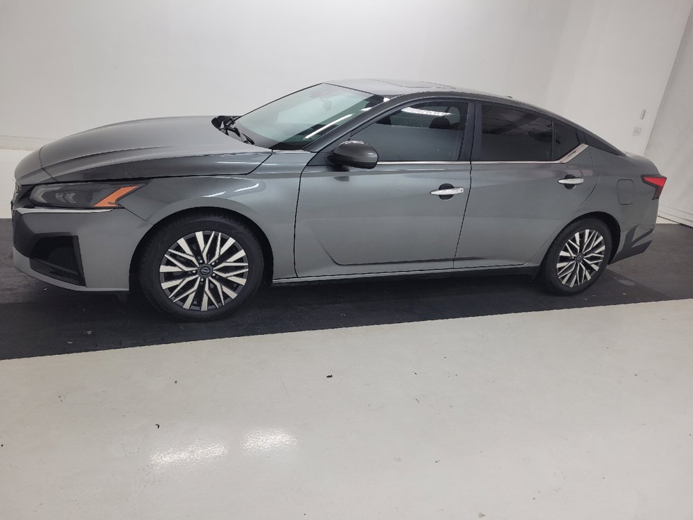 Used 2023 Nissan Altima 2.5 SV w/ SV Premium Package FWD image 2