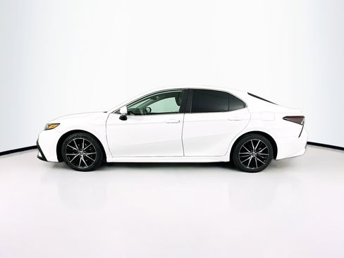 Used 2023 Toyota Camry SE image 4