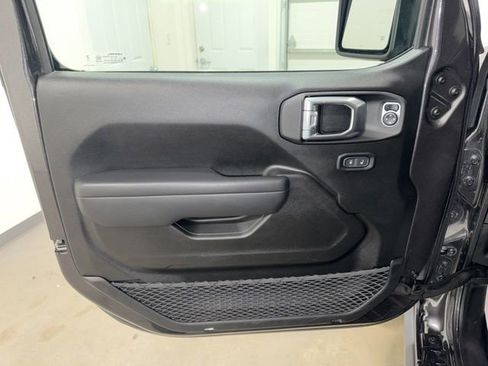 Used 2025 Jeep Wrangler Unlimited Rubicon w/ Convenience Group AWD/4WD image 10