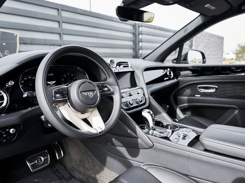 Used 2023 Bentley Bentayga Extended Wheelbase image 2