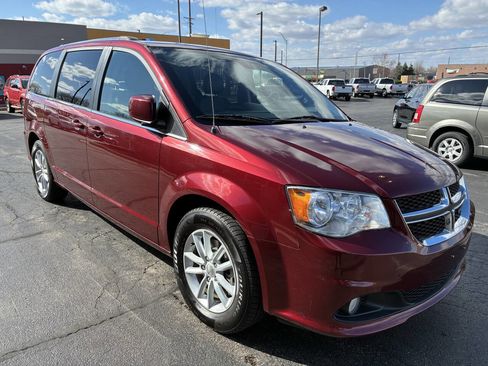 Used 2019 Dodge Grand Caravan SXT image 1