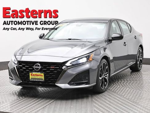 Used 2023 Nissan Altima 2.5 SR FWD image 1