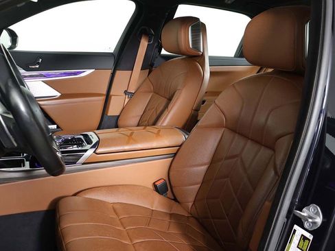 Used 2023 BMW 760i xDrive w/ Executive Package image 32