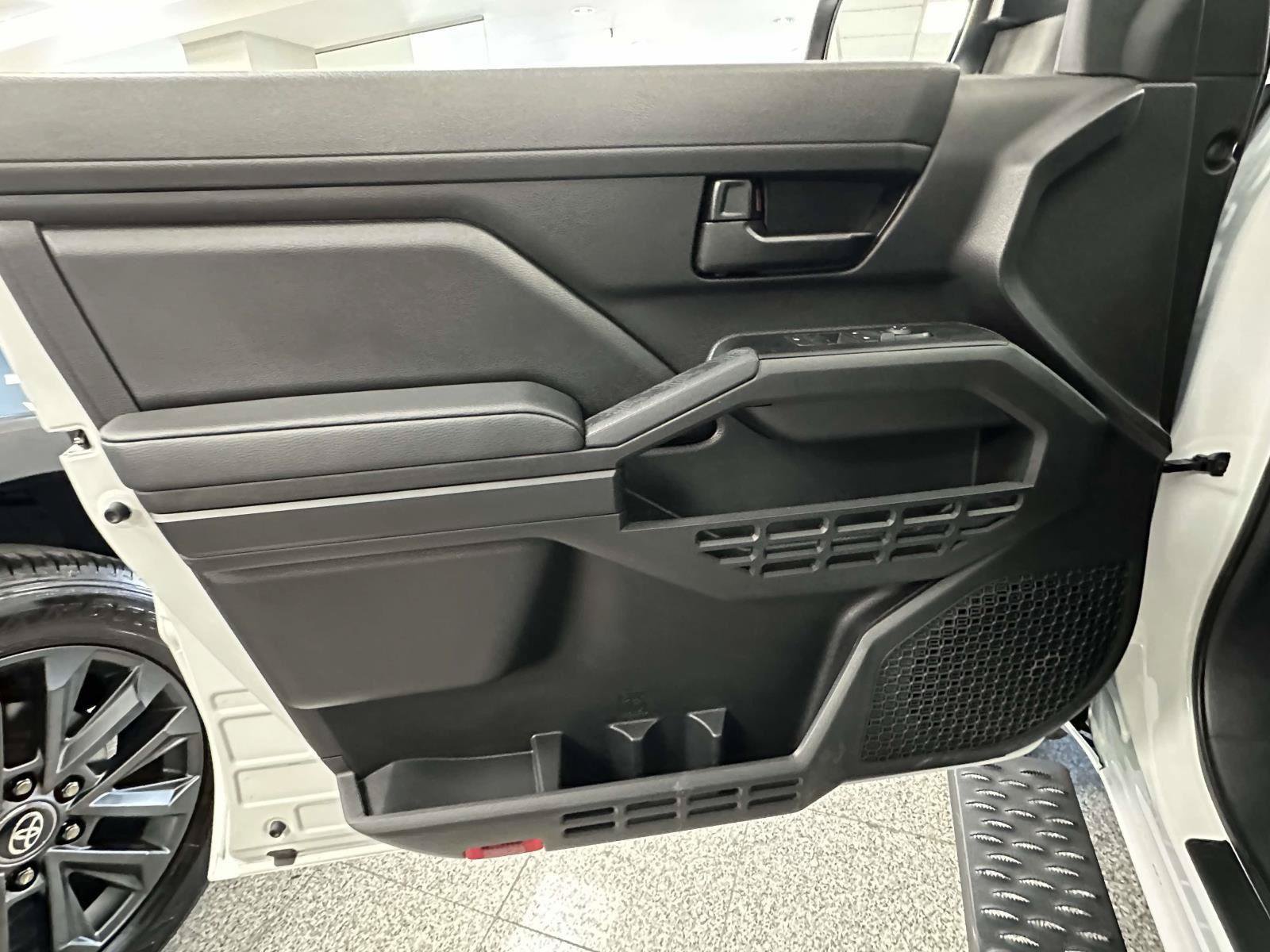 Used 2025 Toyota Tacoma SR AWD/4WD image 14