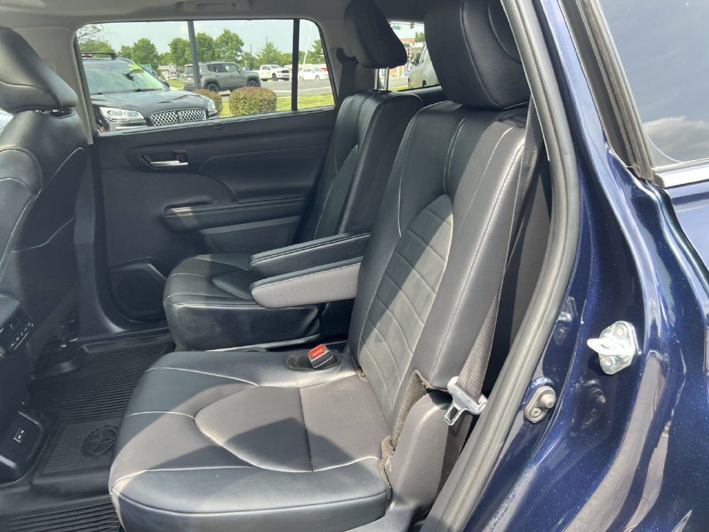Used 2025 Toyota Highlander XLE AWD/4WD image 24
