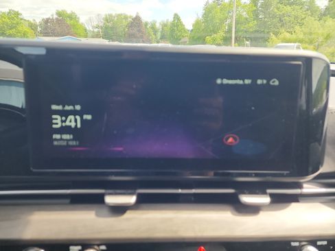 Used 2024 Kia Carnival EX FWD image 16