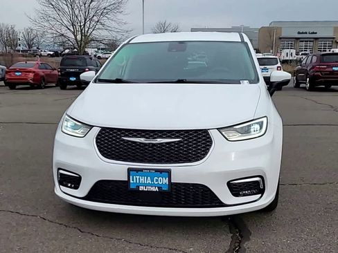 Used 2023 Chrysler Pacifica Touring-L image 3