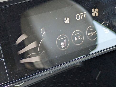 Used 2025 Genesis G70 2.5T image 21