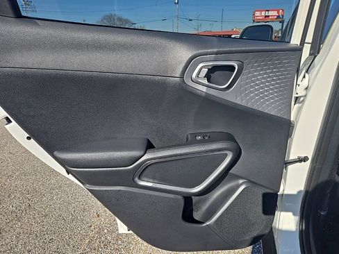 Used 2025 Kia Soul LX image 19
