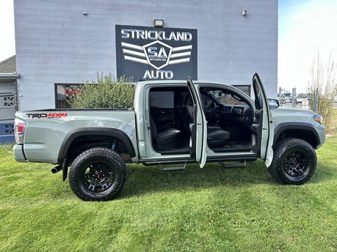 Used 2022 Toyota Tacoma TRD Off-Road w/ Technology Package AWD/4WD image 28