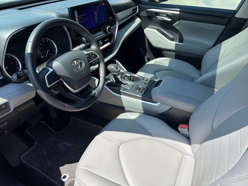Used 2025 Toyota Highlander XLE AWD/4WD image 12