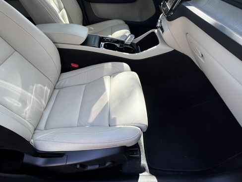 Used 2023 Volvo XC40 B5 Plus image 43