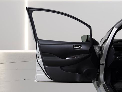 Used 2025 Nissan Leaf S FWD image 12