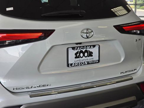 New 2026 Toyota Highlander Platinum AWD/4WD image 12