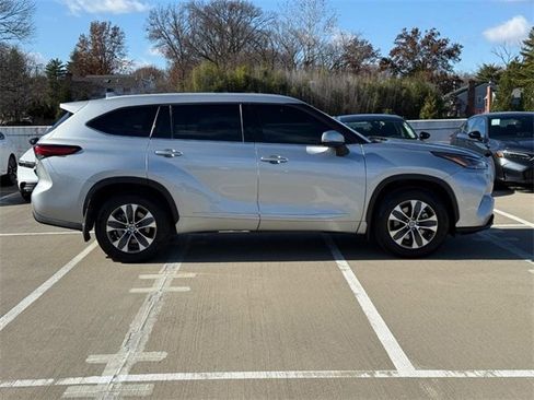 Used 2022 Toyota Highlander XLE image 2