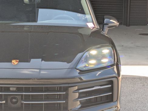 Used 2025 Porsche Cayenne image 12