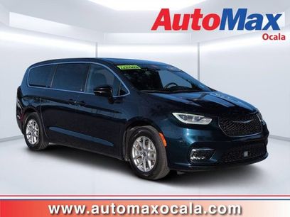 Used 2025 Chrysler Pacifica Select