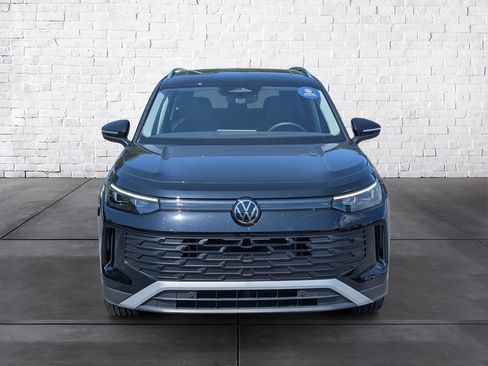 Certified 2025 Volkswagen Tiguan SE w/ Panoramic Sunroof Package AWD/4WD image 3