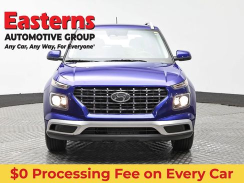 Used 2024 Hyundai Venue SEL FWD image 2