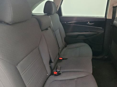 Used 2020 Kia Sorento LX image 19