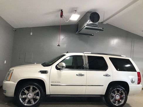 Used 2010 Cadillac Escalade Premium AWD/4WD image 6
