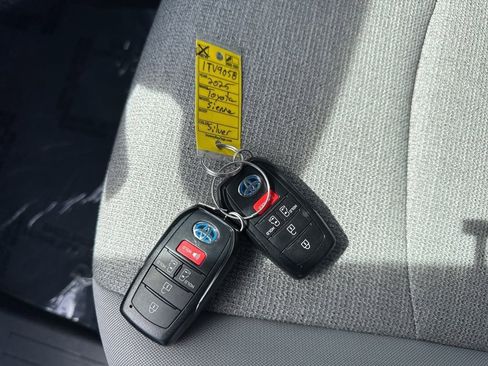 Used 2025 Toyota Sienna LE image 32