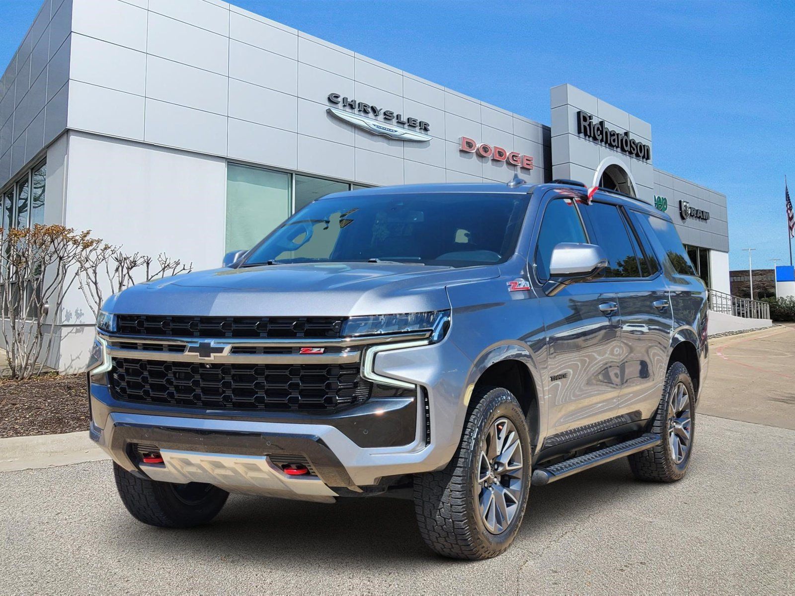 Used 2022 Chevrolet Tahoe Z71 w/ Luxury Package AWD/4WD image 2
