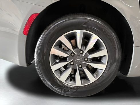 Used 2021 Chrysler Pacifica Touring-L FWD image 10