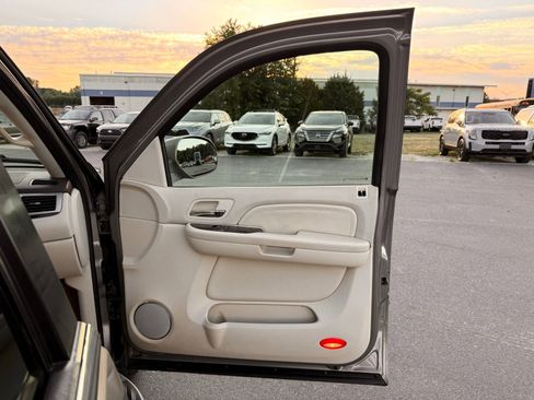 Used 2007 Cadillac Escalade AWD w/ Information Package image 27