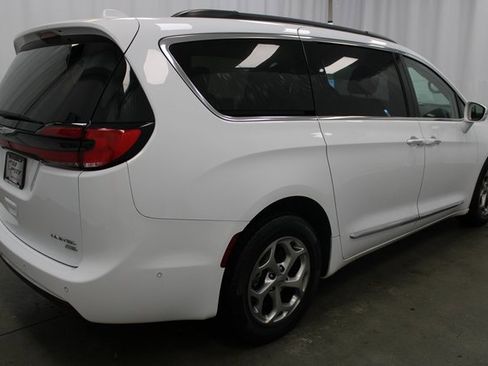 Used 2022 Chrysler Pacifica Limited image 5