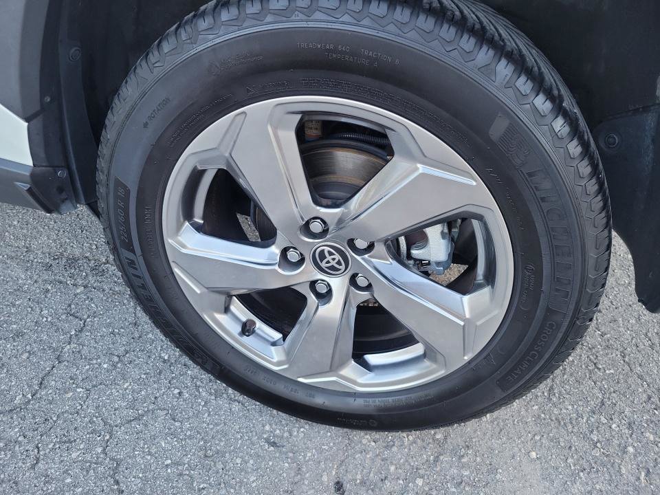 Used 2021 Toyota RAV4 XLE Premium AWD/4WD image 29