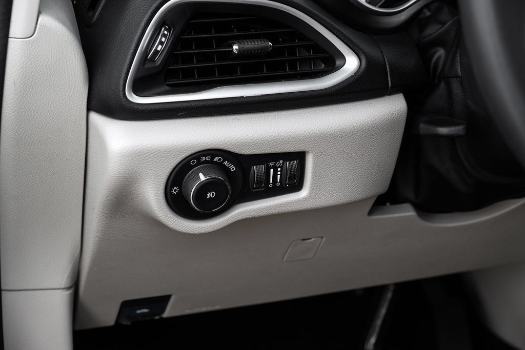 Used 2024 Chrysler Pacifica Touring-L FWD image 38