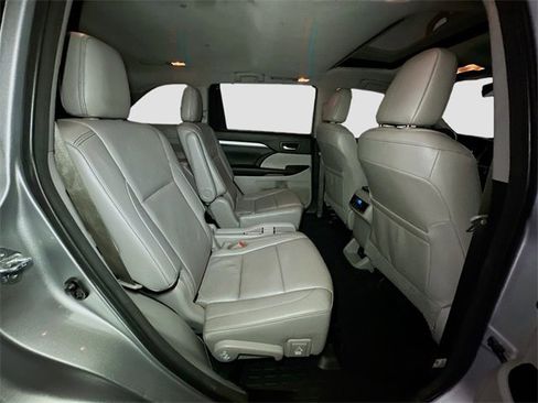 Used 2018 Toyota Highlander XLE image 22