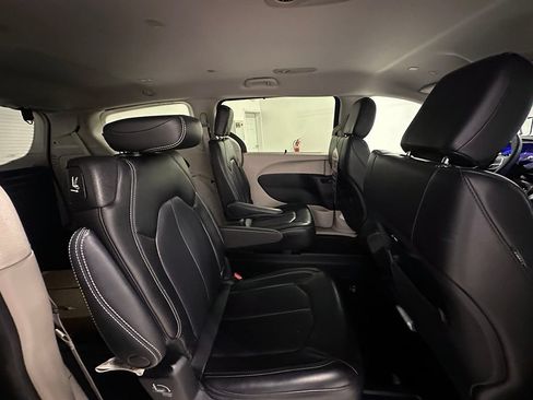 Used 2023 Chrysler Pacifica Touring-L FWD image 24